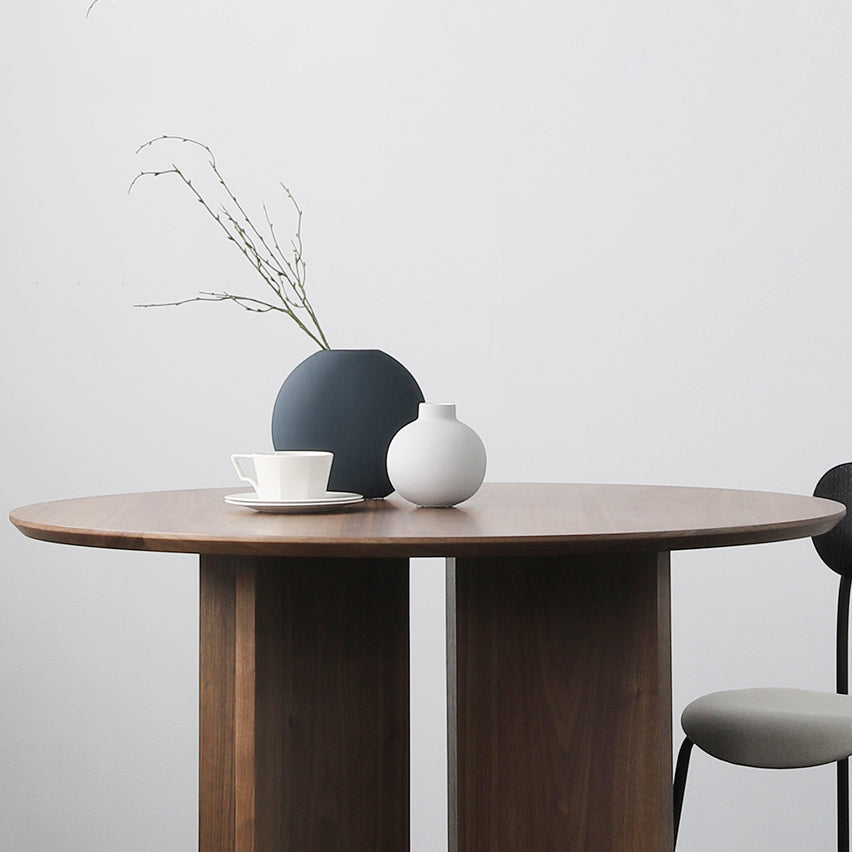 Contemporary Round Dining Table Pine Solid Wood Furniture for Dining Room Clearhalo ' dining_table' 'Dining Tables & Seating' 'Dining Tables' 'furn' 'furn_dining_table' 'Furniture' 'furniture_dining_table' 'Kitchen & Dining Furniture' 'kitchen&dining_furn' 'kitchen' 'kitchen_dining_table' 3704086
