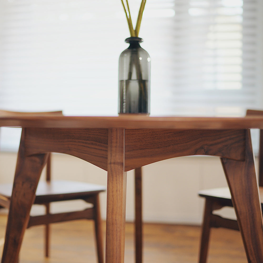 Simplicity Style Round Dining Table Solid Wood Dinner Table with 4 Legs Clearhalo ' dining_table' 'Dining Tables & Seating' 'Dining Tables' 'furn' 'furn_dining_table' 'Furniture' 'furniture_dining_table' 'Kitchen & Dining Furniture' 'kitchen&dining_furn' 'kitchen' 'kitchen_dining_table' 3724211