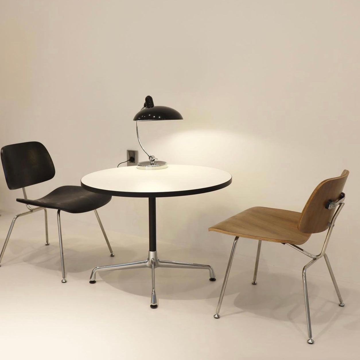 Metal Contemporary Round Dining Table Manufactured Wood Dining Table with Pedestal Clearhalo ' dining_table' 'Dining Tables & Seating' 'Dining Tables' 'Furniture' 'furniture_dining_table' 'Kitchen & Dining Furniture' 'kitchen&dining_furn' 'kitchen' 'kitchen_dining_table' 4060958