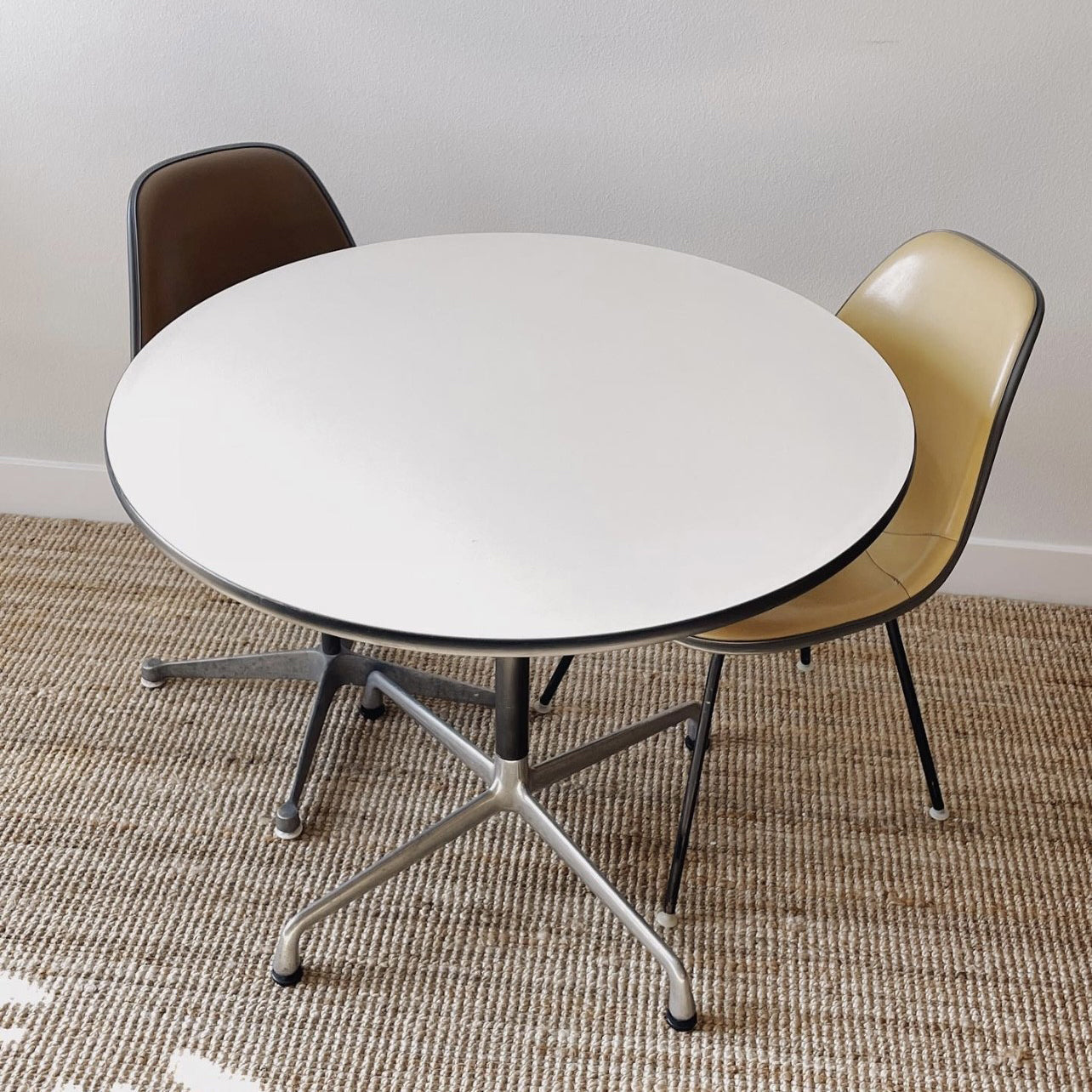 Metal Contemporary Round Dining Table Manufactured Wood Dining Table with Pedestal Clearhalo ' dining_table' 'Dining Tables & Seating' 'Dining Tables' 'Furniture' 'furniture_dining_table' 'Kitchen & Dining Furniture' 'kitchen&dining_furn' 'kitchen' 'kitchen_dining_table' 4060963