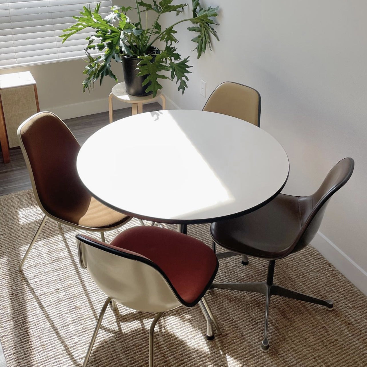 Metal Contemporary Round Dining Table Manufactured Wood Dining Table with Pedestal Clearhalo ' dining_table' 'Dining Tables & Seating' 'Dining Tables' 'Furniture' 'furniture_dining_table' 'Kitchen & Dining Furniture' 'kitchen&dining_furn' 'kitchen' 'kitchen_dining_table' 4060964