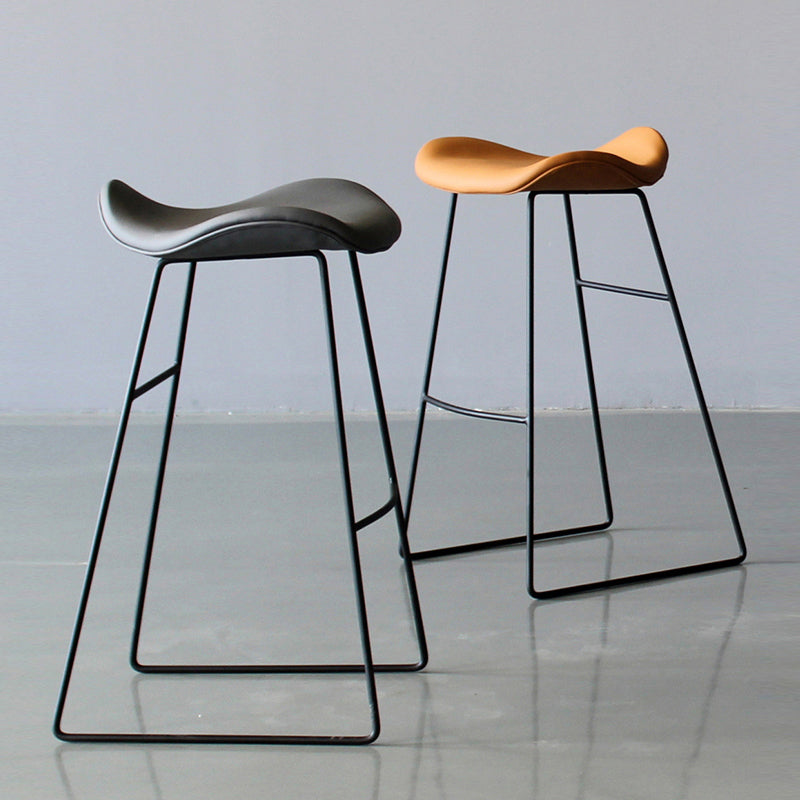 Black PU Leather Barstools Industrial Low Back Bristol Counter Stool with Saddle Seat Clearhalo 'Bar Furniture' 'Bar Stools' 'bar_stools' 'furniture_bar_stools' 'Kitchen & Dining Furniture' 'kitchen&dining_furn' 'kitchen' 'kitchen_furn' Furniture' 4183006