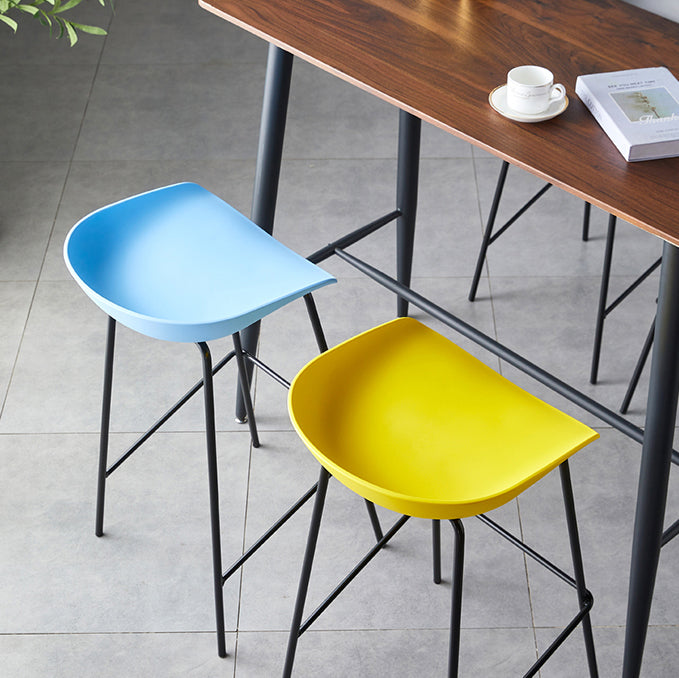 Modern Bar Stool Armless Plastic Indoor Barstool with Footrest Steel Base Clearhalo 'Bar Furniture' 'Bar Stools' 'bar_stools' 'furn' 'furn_bar_stools' 'furniture_bar_stools' 'Kitchen & Dining Furniture' 'kitchen&dining_furn' 'kitchen' 'kitchen_furn' Furniture' 4184037
