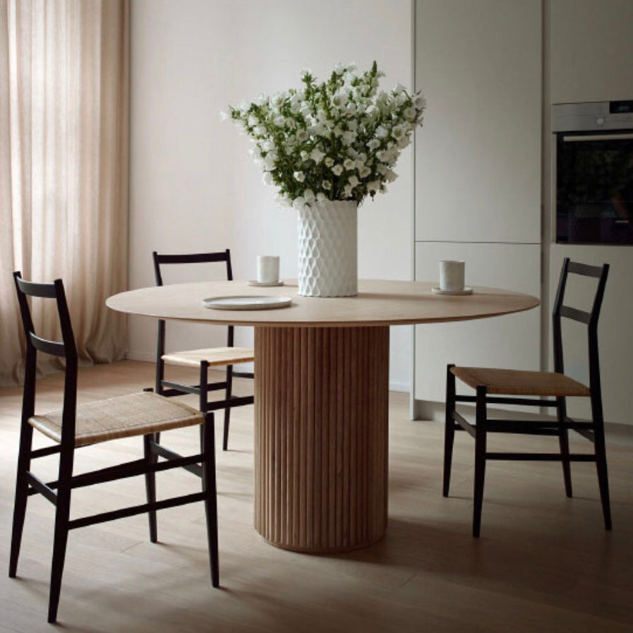 Round Pedestal Modern Dining Table Wood Color Fixed Table of Solid Wood Natural 39.4"L x 39.4"W x 29.5"H Without Chairs Clearhalo ' dining_table' 'Dining Tables & Seating' 'Dining Tables' 'furn' 'furn_dining_table' 'Furniture' 'furniture_dining_table' 'Kitchen & Dining Furniture' 'kitchen&dining_furn' 'kitchen' 'kitchen_dining_table' 4196443