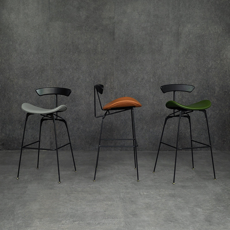 Black Iron Bar Stool Industrial Style Low Back Counter Stool with Saddle Seat Clearhalo 'Bar Furniture' 'Bar Stools' 'bar_stools' 'furn' 'furn_bar_stools' 'furniture_bar_stools' 'Kitchen & Dining Furniture' 'kitchen&dining_furn' 'kitchen' 'kitchen_furn' Furniture' 4211091