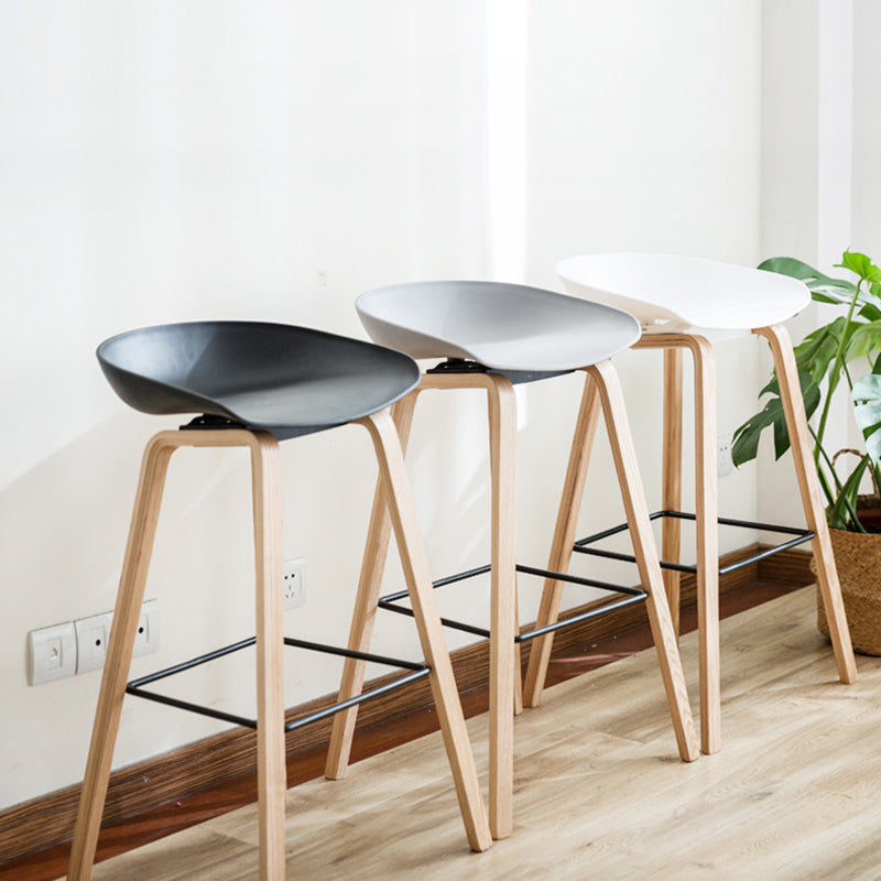 Modern Plastic Counter Stool Footrest Low Back Bucket Coffee Shop Bar Stool with Wood Legs Clearhalo 'Bar Furniture' 'Bar Stools' 'bar_stools' 'furn' 'furn_bar_stools' 'furniture_bar_stools' 'Kitchen & Dining Furniture' 'kitchen&dining_furn' 'kitchen' 'kitchen_furn' Furniture' 4275805