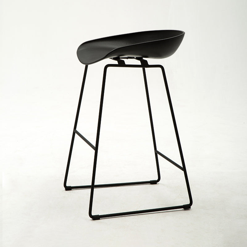 Scandinavian Style Bar-stool with Bucket Seat Counter Chair for Kitchen Bar Black 1 Piece Counter Stool(26"H) Clearhalo 'Bar Furniture' 'Bar Stools' 'bar_stools' 'furn' 'furn_bar_stools' 'furniture_bar_stools' 'Kitchen & Dining Furniture' 'kitchen&dining_furn' 'kitchen' 'kitchen_furn' Furniture' 4321675