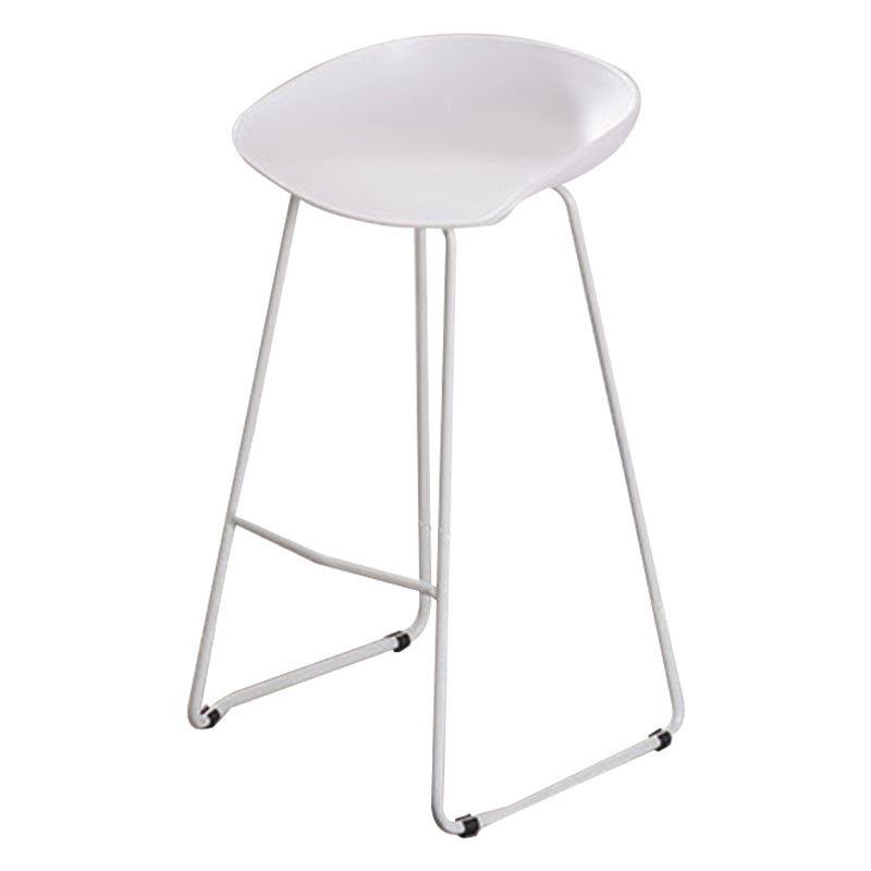 Modern Style Metal Low Back and Strap Pedal Bar Stool 30-inch Coffee Shop Bar Stool White 1 Piece Clearhalo 'Bar Furniture' 'Bar Stools' 'bar_stools' 'furn' 'furn_bar_stools' 'furniture_bar_stools' 'Kitchen & Dining Furniture' 'kitchen&dining_furn' 'kitchen' 'kitchen_furn' Furniture' 4371612
