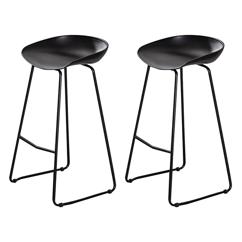 Modern Style Metal Low Back and Strap Pedal Bar Stool 30-inch Coffee Shop Bar Stool Black 2 Piece Set Clearhalo 'Bar Furniture' 'Bar Stools' 'bar_stools' 'furn' 'furn_bar_stools' 'furniture_bar_stools' 'Kitchen & Dining Furniture' 'kitchen&dining_furn' 'kitchen' 'kitchen_furn' Furniture' 4371613