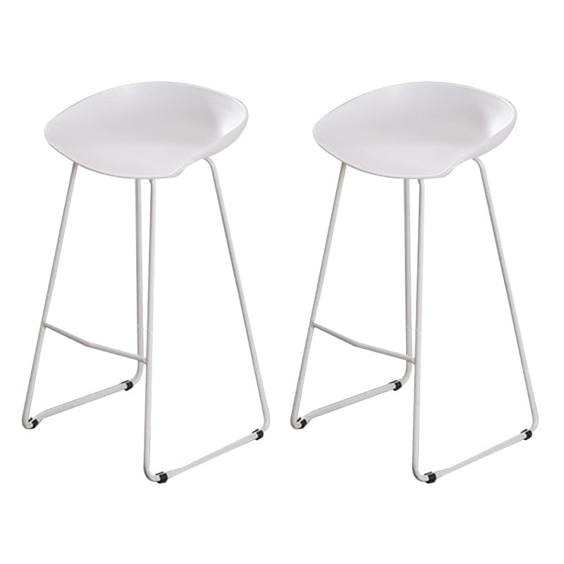 Modern Style Metal Low Back and Strap Pedal Bar Stool 30-inch Coffee Shop Bar Stool White 2 Piece Set Clearhalo 'Bar Furniture' 'Bar Stools' 'bar_stools' 'furn' 'furn_bar_stools' 'furniture_bar_stools' 'Kitchen & Dining Furniture' 'kitchen&dining_furn' 'kitchen' 'kitchen_furn' Furniture' 4371616