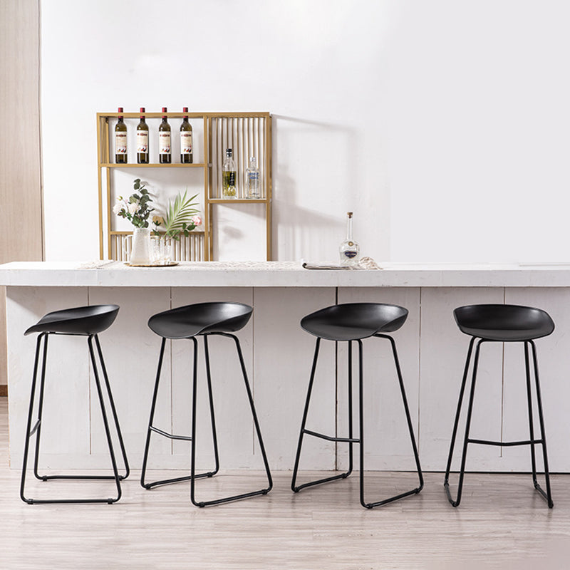 Modern Style Metal Low Back and Strap Pedal Bar Stool 30-inch Coffee Shop Bar Stool Clearhalo 'Bar Furniture' 'Bar Stools' 'bar_stools' 'furn' 'furn_bar_stools' 'furniture_bar_stools' 'Kitchen & Dining Furniture' 'kitchen&dining_furn' 'kitchen' 'kitchen_furn' Furniture' 4371625