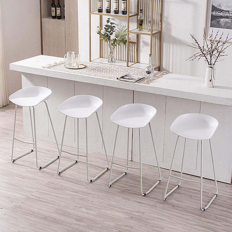 Modern Style Metal Low Back and Strap Pedal Bar Stool 30-inch Coffee Shop Bar Stool Clearhalo 'Bar Furniture' 'Bar Stools' 'bar_stools' 'furn' 'furn_bar_stools' 'furniture_bar_stools' 'Kitchen & Dining Furniture' 'kitchen&dining_furn' 'kitchen' 'kitchen_furn' Furniture' 4371626