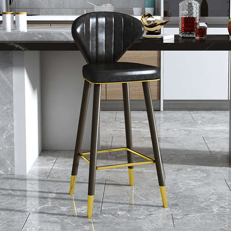 Scandinavian Swivel Leather Counter Stools Black Low Back Bar Stools with Footrest Black 1 Piece Clearhalo 'Bar Furniture' 'Bar Stools' 'bar_stools' 'furn' 'furn_bar_stools' 'furniture_bar_stools' 'Kitchen & Dining Furniture' 'kitchen&dining_furn' 'kitchen' 'kitchen_furn' Furniture' 4395642