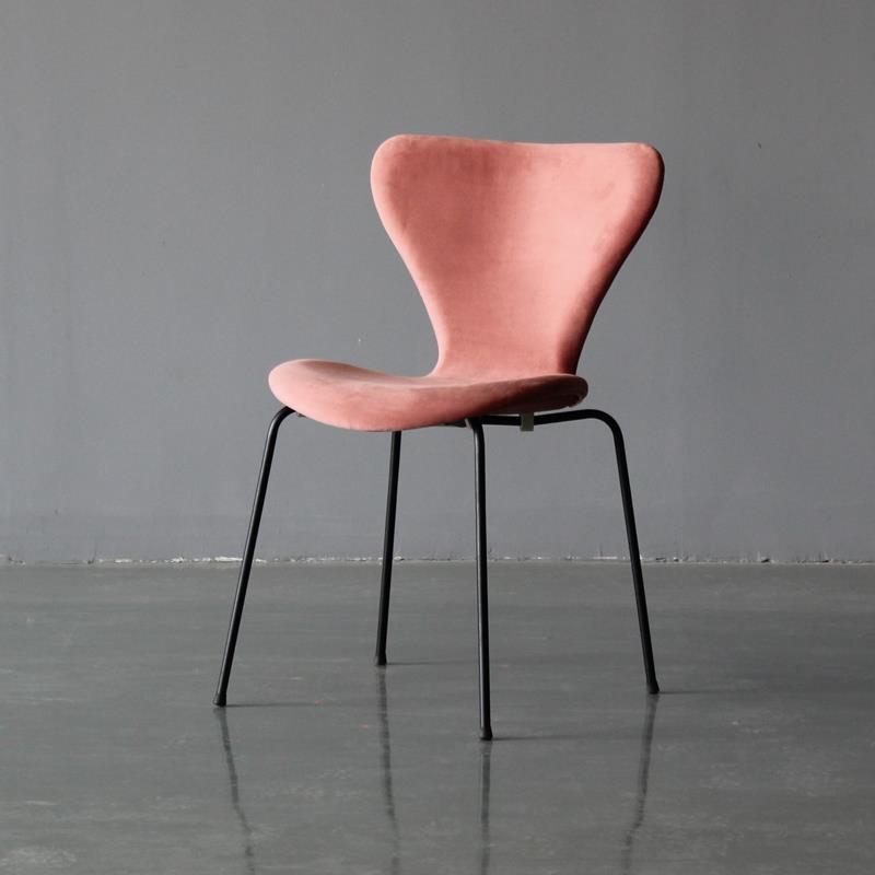Restaurant Scandinavian Velvet Side Chair Matte Finish Wingback Dining Chair Pink 1 Piece Black Clearhalo ' kitchen&dining_furn' 'Dining Chairs' 'Dining Tables & Seating' 'dining_chair' 'furn' 'furn_dining_chair' 'Furniture' 'furniture_dining_chair' 'Kitchen & Dining Furniture' 'kitchen' 4399875
