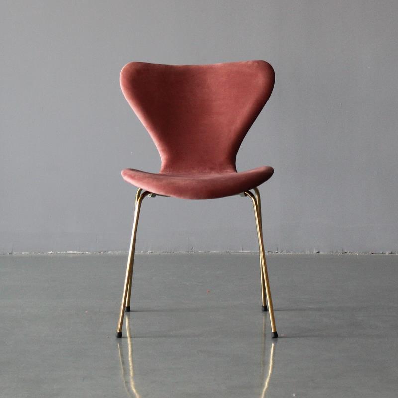 Restaurant Scandinavian Velvet Side Chair Matte Finish Wingback Dining Chair Pink 1 Piece Brass Gold Clearhalo ' kitchen&dining_furn' 'Dining Chairs' 'Dining Tables & Seating' 'dining_chair' 'furn' 'furn_dining_chair' 'Furniture' 'furniture_dining_chair' 'Kitchen & Dining Furniture' 'kitchen' 4399878