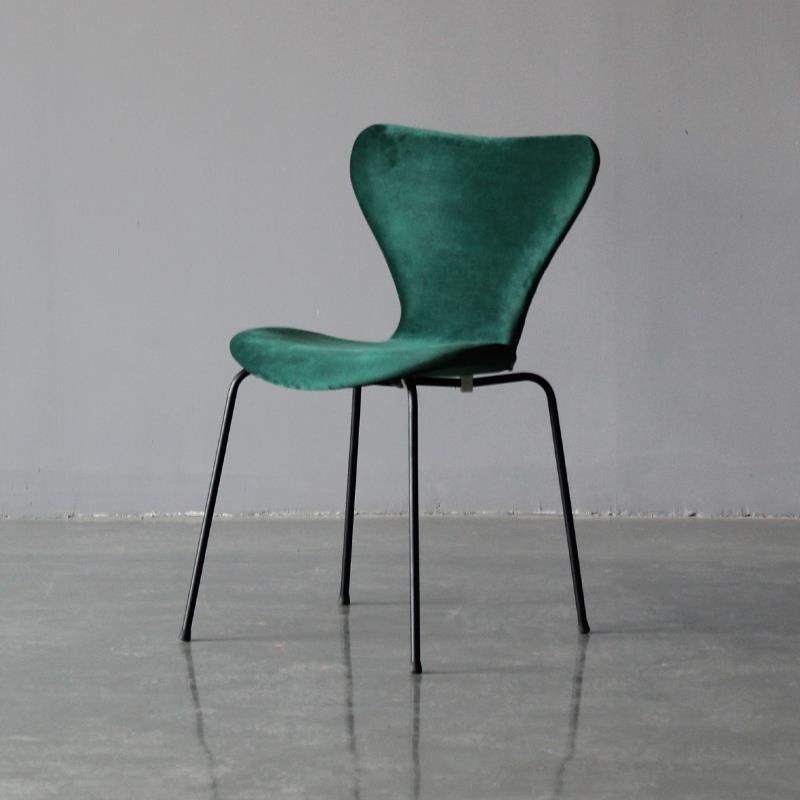 Restaurant Scandinavian Velvet Side Chair Matte Finish Wingback Dining Chair Blackish Green 1 Piece Black Clearhalo ' kitchen&dining_furn' 'Dining Chairs' 'Dining Tables & Seating' 'dining_chair' 'furn' 'furn_dining_chair' 'Furniture' 'furniture_dining_chair' 'Kitchen & Dining Furniture' 'kitchen' 4399899