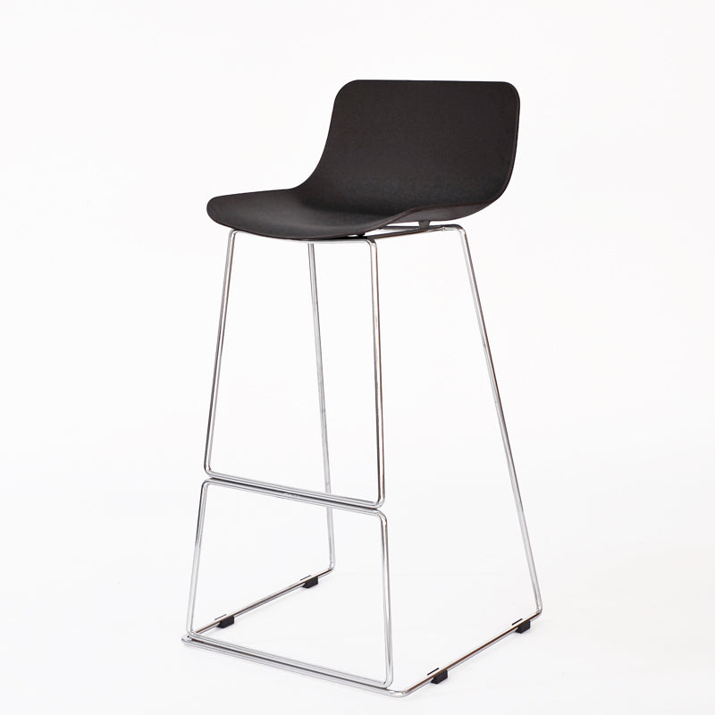 Contemporary Metal Bar Stool Indoor Bar Stool with Metal Legs and Low Back Black 1 Piece Clearhalo 'Bar Furniture' 'Bar Stools' 'bar_stools' 'furn' 'furn_bar_stools' 'furniture_bar_stools' 'Kitchen & Dining Furniture' 'kitchen&dining_furn' 'kitchen' 'kitchen_furn' Furniture' 4462498