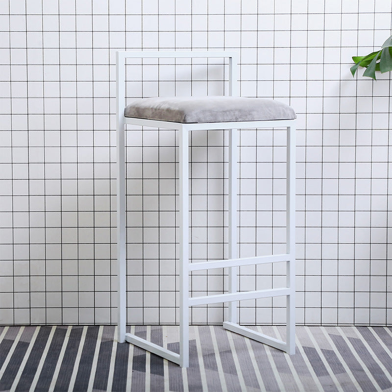 Modern Style Metal Bar Stool with Footrest and Low Back Bistro Bar Stool for Kitchen White 1 Piece Counter Stool(26"H) Clearhalo 'Bar Furniture' 'Bar Stools' 'bar_stools' 'furn' 'furn_bar_stools' 'furniture_bar_stools' 'Kitchen & Dining Furniture' 'kitchen&dining_furn' 'kitchen' 'kitchen_furn' Furniture' 4462904