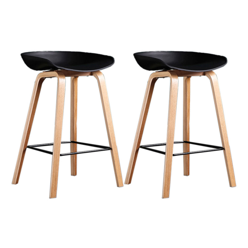 Modern Style Solid Wood Bar Stool with Footrest Low Back Stylish Bar Stool Black 2 Piece Set Clearhalo 'Bar Furniture' 'Bar Stools' 'bar_stools' 'furn' 'furn_bar_stools' 'furniture_bar_stools' 'Kitchen & Dining Furniture' 'kitchen&dining_furn' 'kitchen' 'kitchen_furn' Furniture' 4555518