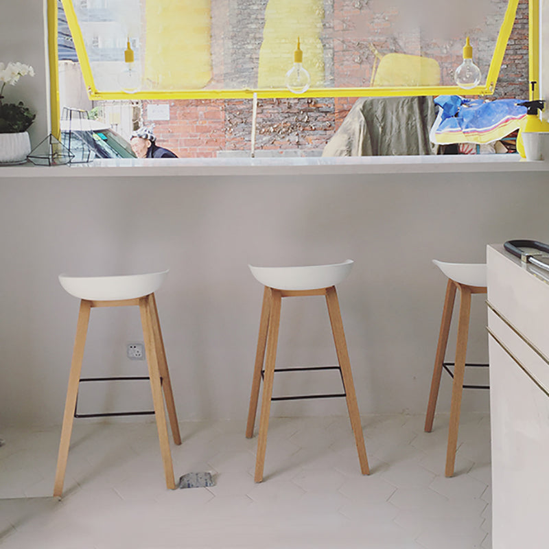 Modern Style Solid Wood Bar Stool with Footrest Low Back Back Home Bar Stool 30 Inches Clearhalo 'Bar Furniture' 'Bar Stools' 'bar_stools' 'furn' 'furn_bar_stools' 'furniture_bar_stools' 'Kitchen & Dining Furniture' 'kitchen&dining_furn' 'kitchen' 'kitchen_furn' Furniture' 4570728