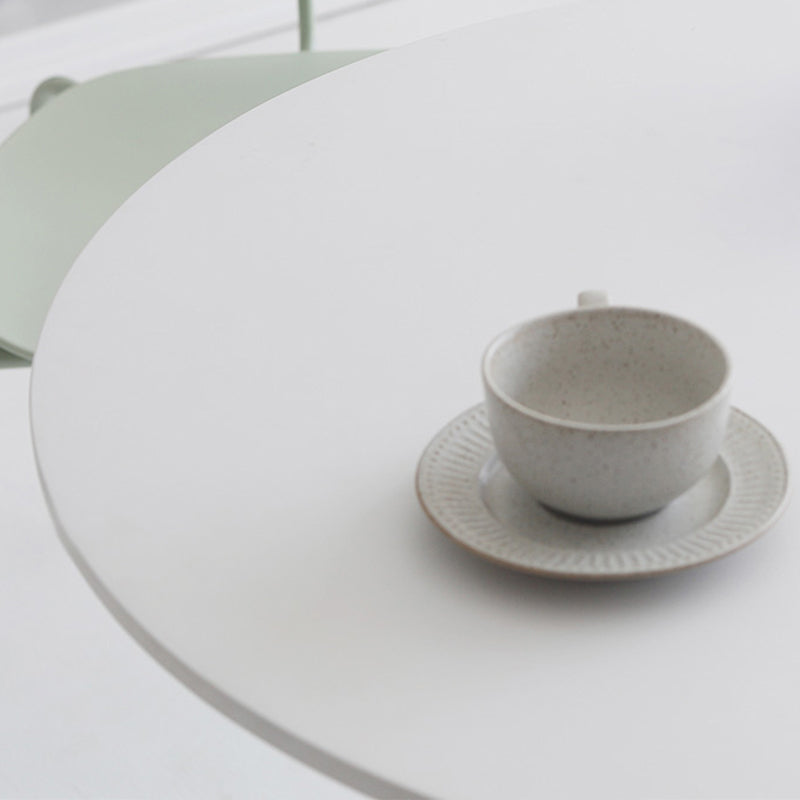 リビングルームラウンドトップダイニングテーブルメタルベース付きコンテンポラリーダイニングテーブル