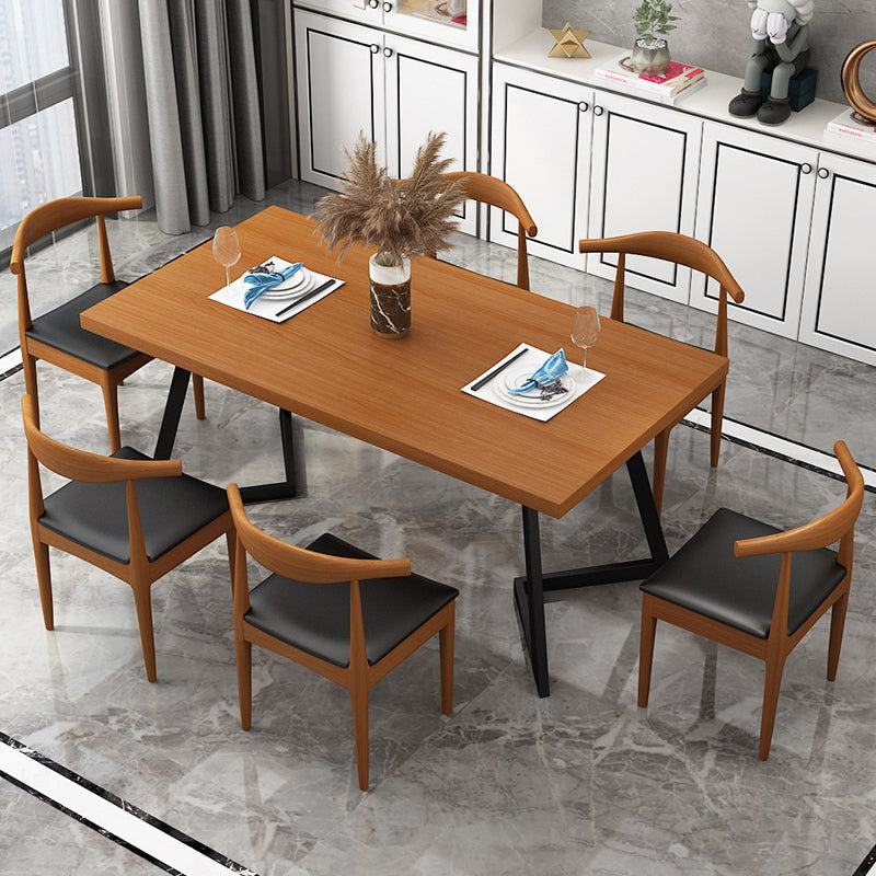 黒いフレームの産業茶色のダイニングテーブル