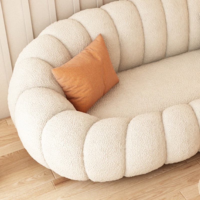 Hedendaagse wollen bank met Swen -kussen terug voor de woonkamer