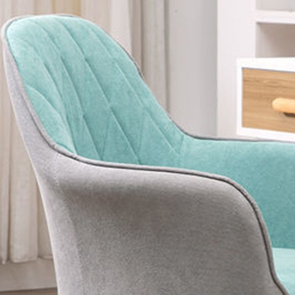 Hedendaagse gestoffeerde bureaustoel met wapens midden achterstoel voor kantoor