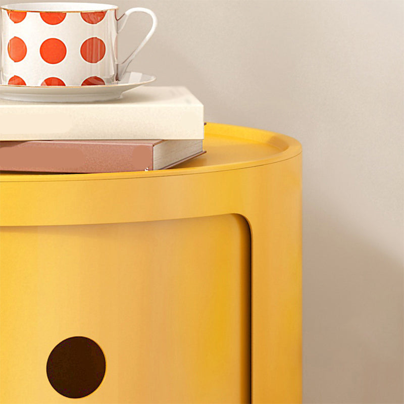 Dia Tavolo laterale di plastica rotonda Nordic in giallo/verde con conservazione