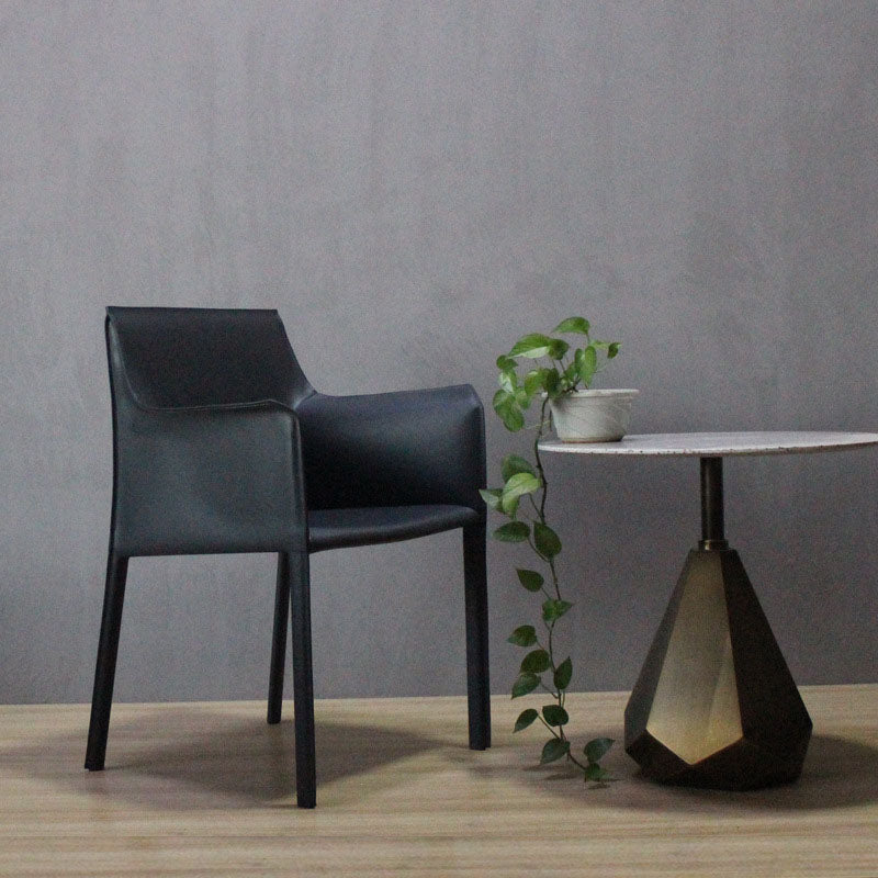 Silla lateral sólida contemporánea con brazos Silla de comedor de cuero sintético