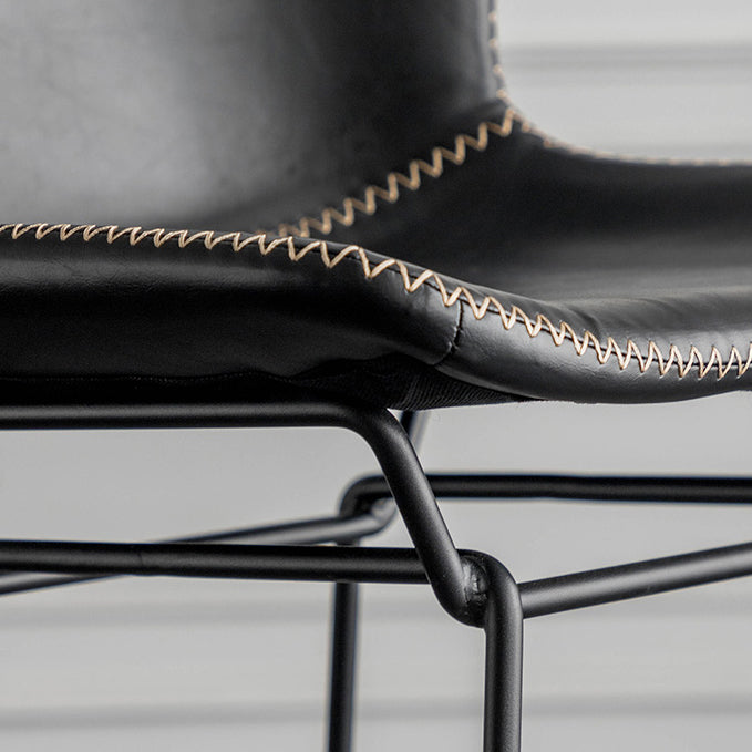 産業用鉄のバースツールが逆腰の屋内の背の高いスツールフェイクレザーシート付き