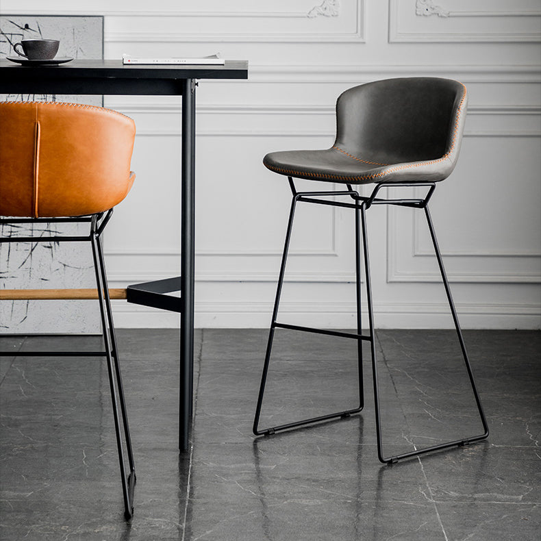 産業用鉄のバースツールが逆腰の屋内の背の高いスツールフェイクレザーシート付き