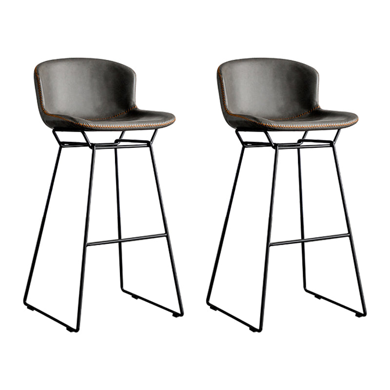 産業用鉄のバースツールが逆腰の屋内の背の高いスツールフェイクレザーシート付き