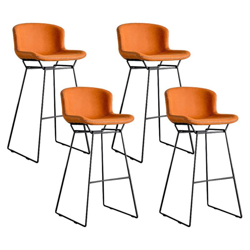 Taburete de barra de hierro industrial en la parte baja de la espalda en interiores altos con asiento de cuero falso
