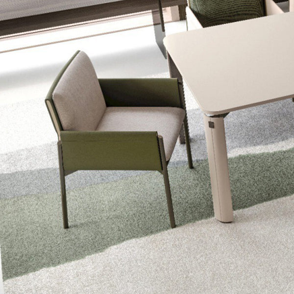 Chaise de salle à manger moderne du cadre en métal noir avec une chaise latéral solide finition mate mate