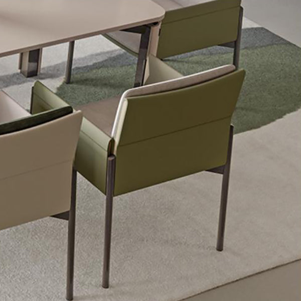 Zwart metalen frame Moderne eetkamerstoel met armen matte afwerking Solide achterkant stoel