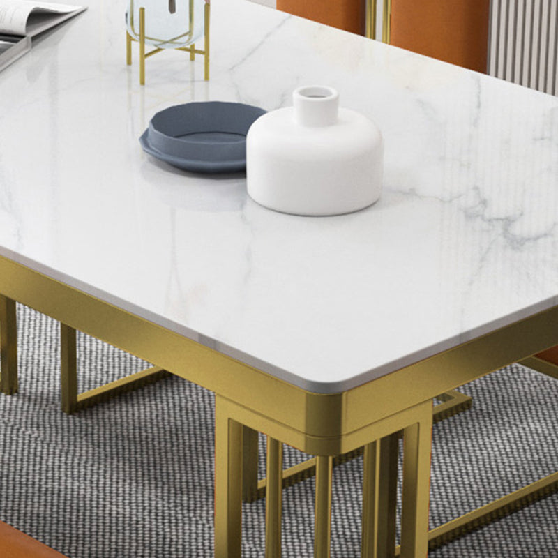 Esstisch im Glam-Stil mit Steinplatte und goldenem Sockel für das Wohnzimmer