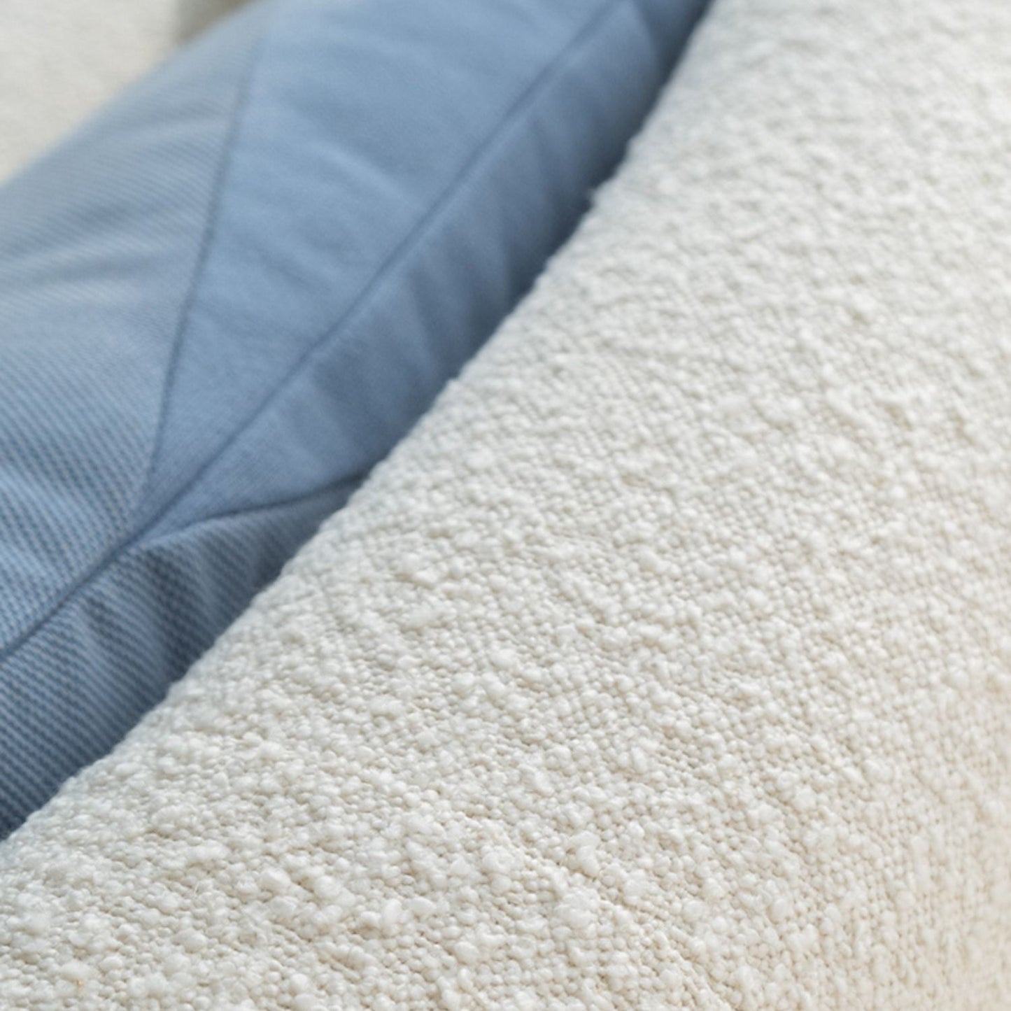 リビングルーム、アパートのための現代の標準的なアームレスソファ湾曲したソファ