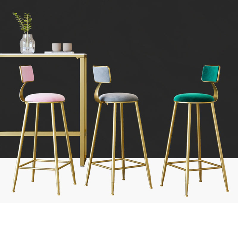 Taburete nórdico del brazo sin brazo Café de hierro Heces de bar con cojín de terciopelo y pedal