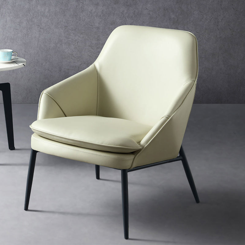 Chaise d'accentuation en cuir arrière en cuir serré de couleur unie avec quatre jambes