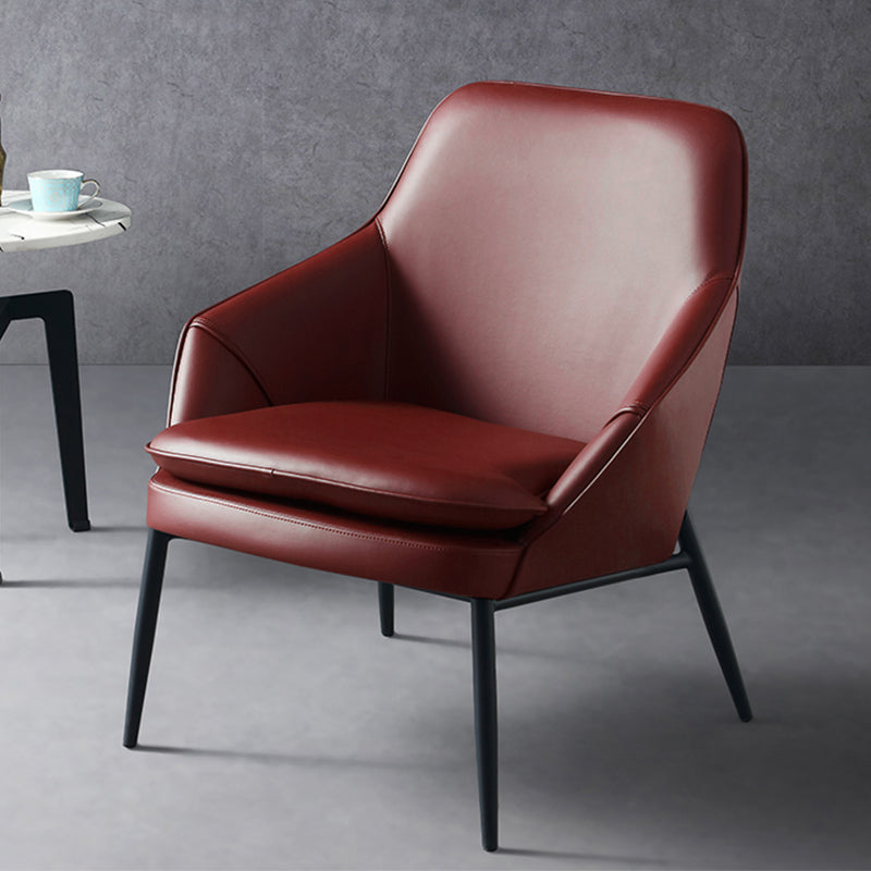 Chaise d'accentuation en cuir arrière en cuir serré de couleur unie avec quatre jambes