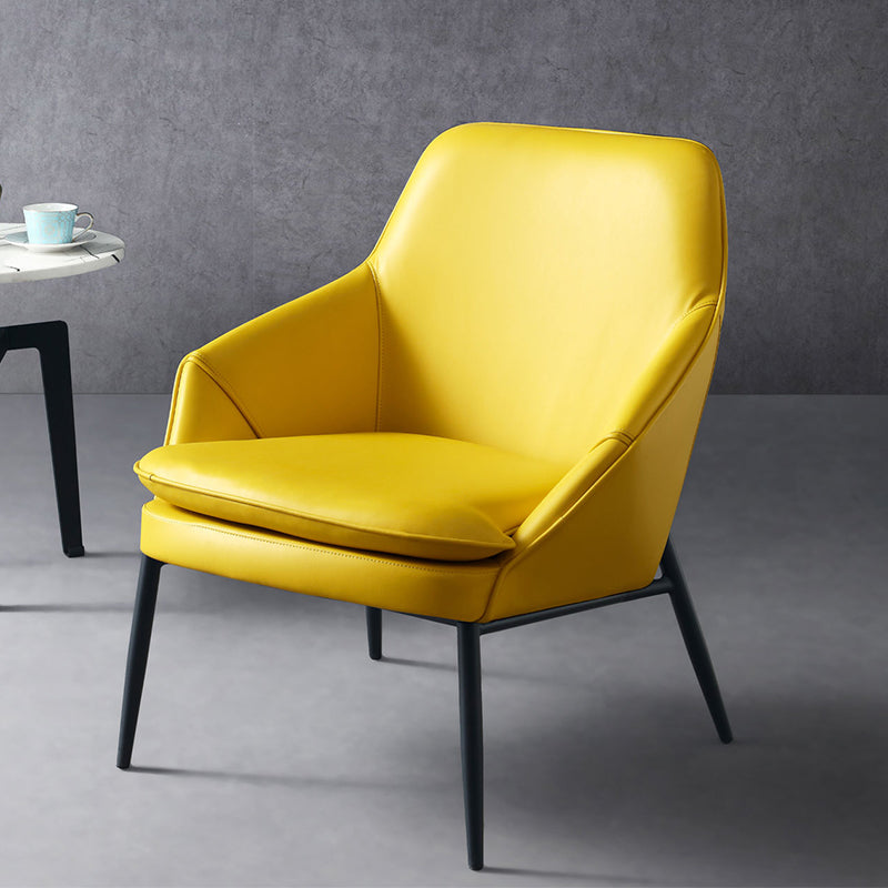Chaise d'accentuation en cuir arrière en cuir serré de couleur unie avec quatre jambes