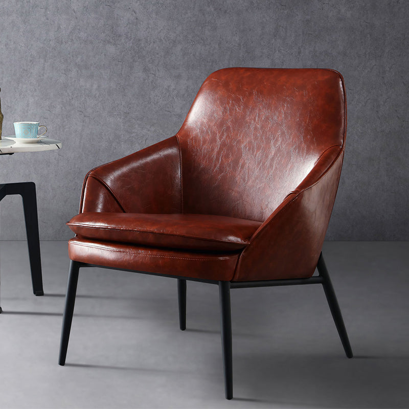 Chaise d'accentuation en cuir arrière en cuir serré de couleur unie avec quatre jambes