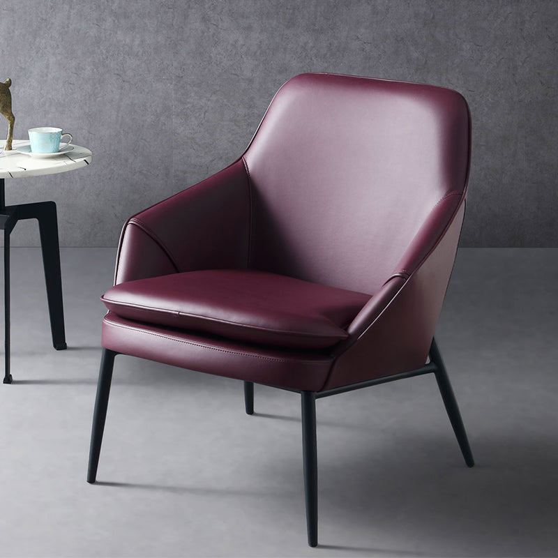 Chaise d'accentuation en cuir arrière en cuir serré de couleur unie avec quatre jambes