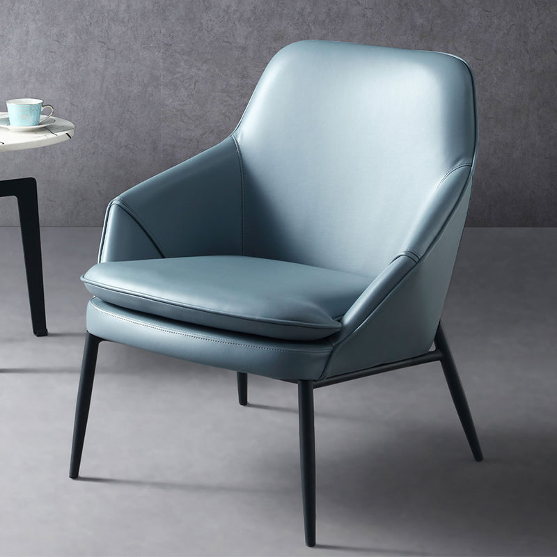 Chaise d'accentuation en cuir arrière en cuir serré de couleur unie avec quatre jambes
