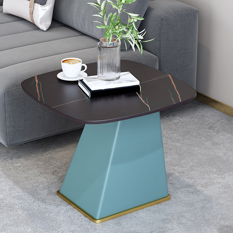 23.6 "背の高いモダンな鉄のサイドテーブル台座長方形のフェイクマーブルトップエンドテーブル