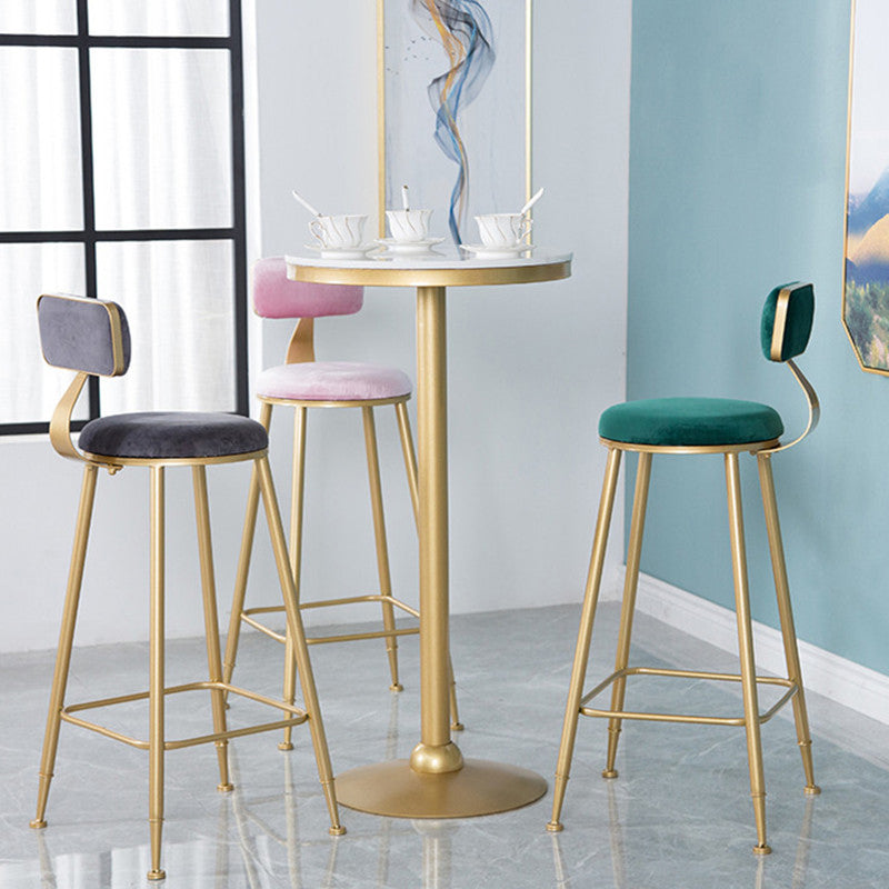 Taburete nórdico de la barra de hierro de fragmento de fondo de brazo con cojín de terciopelo y pedal