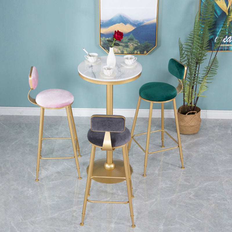 Taburete nórdico de la barra de hierro de fragmento de fondo de brazo con cojín de terciopelo y pedal