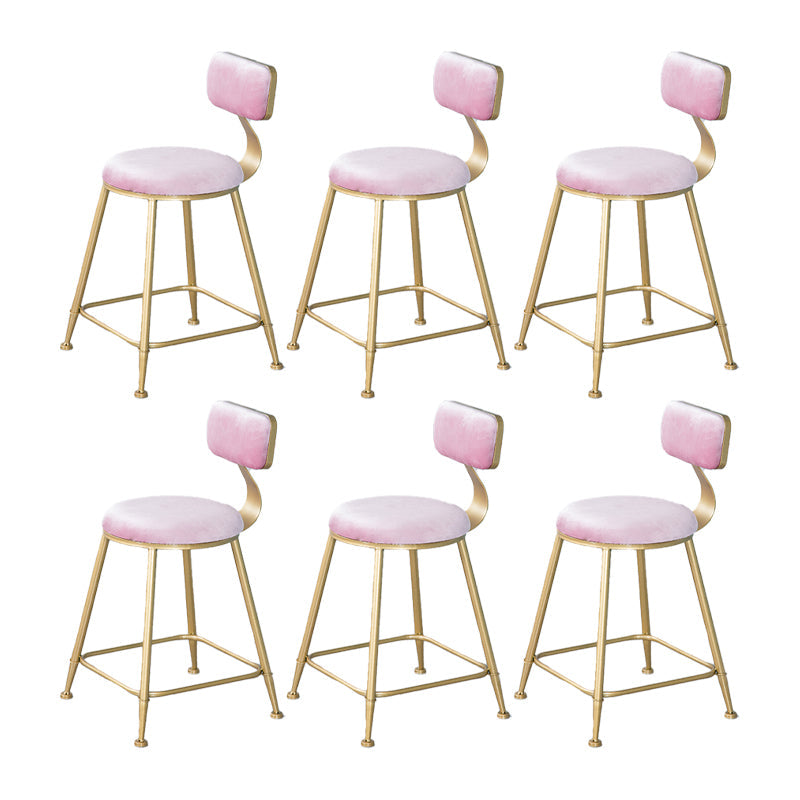 Taburete nórdico de la barra de hierro de fragmento de fondo de brazo con cojín de terciopelo y pedal