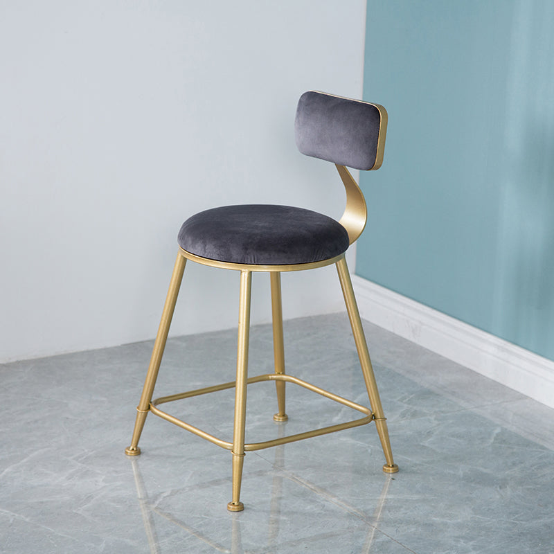 Taburete nórdico de la barra de hierro de fragmento de fondo de brazo con cojín de terciopelo y pedal